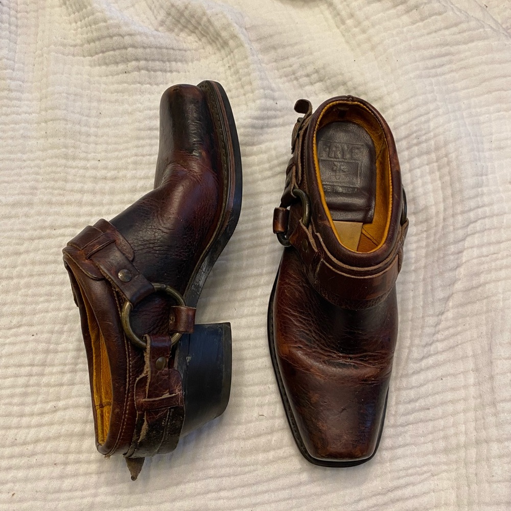 FRYE HARNESS SLIDE ON MULES / CLOGS IN SIZE 7